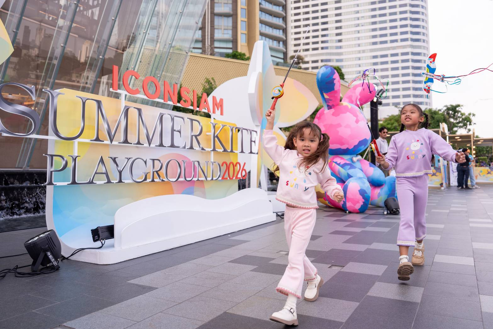ความสนุกเริ่มแล้ว! “ICONSIAM SUMMER KITE PLAYGROUND 2026”เทศกาลเล่นว่าว ริมแม่น้ำเจ้าพระยาวันนี้ – 22 มีนาคม 2569